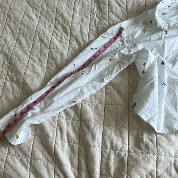 Old Navy Long Sleeve Cropped Button Up - Picture 7 of 10